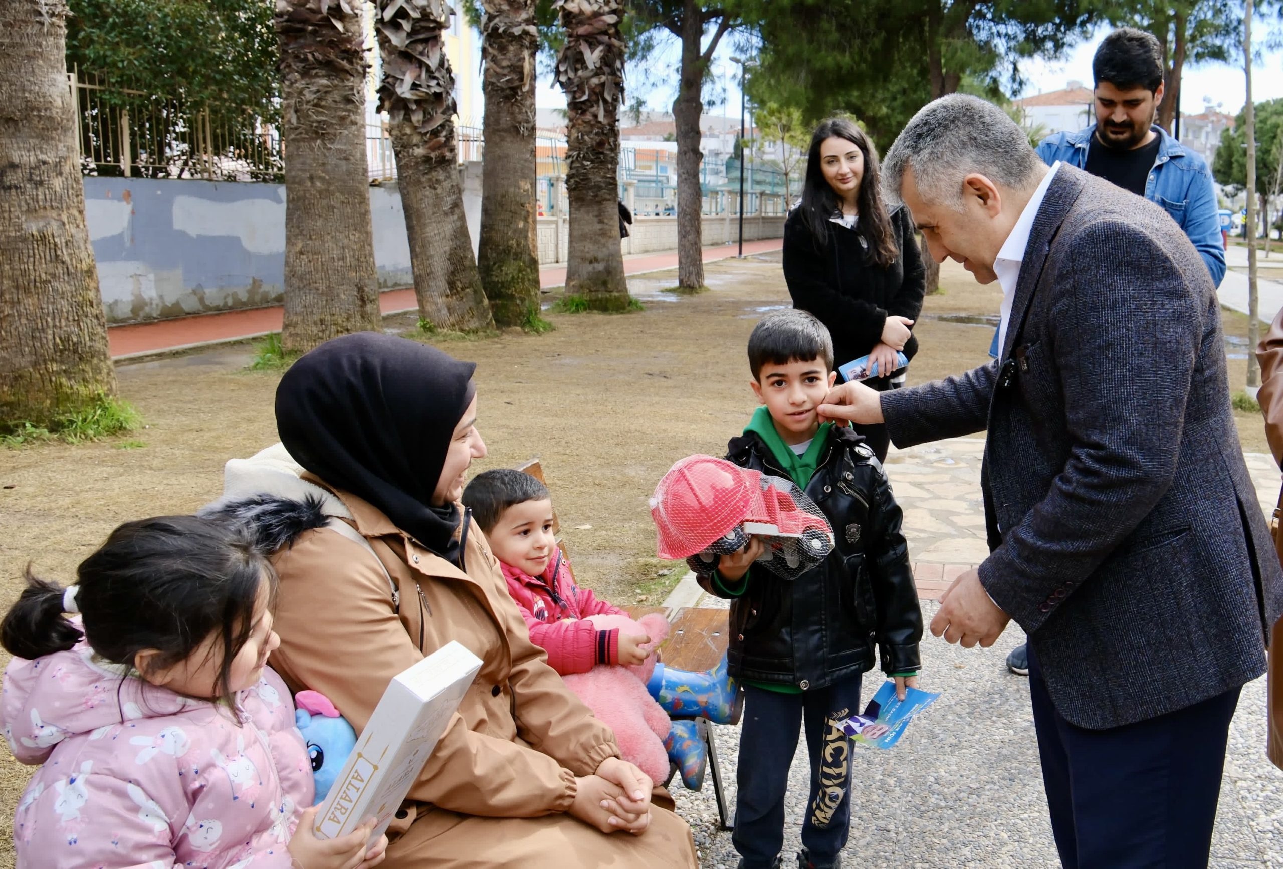 AK Parti Karabağlar Belediye Başkan Adayı Mehmet Sadık Tunç’tan çalışan anne ve babalara nefes aldıracak proje