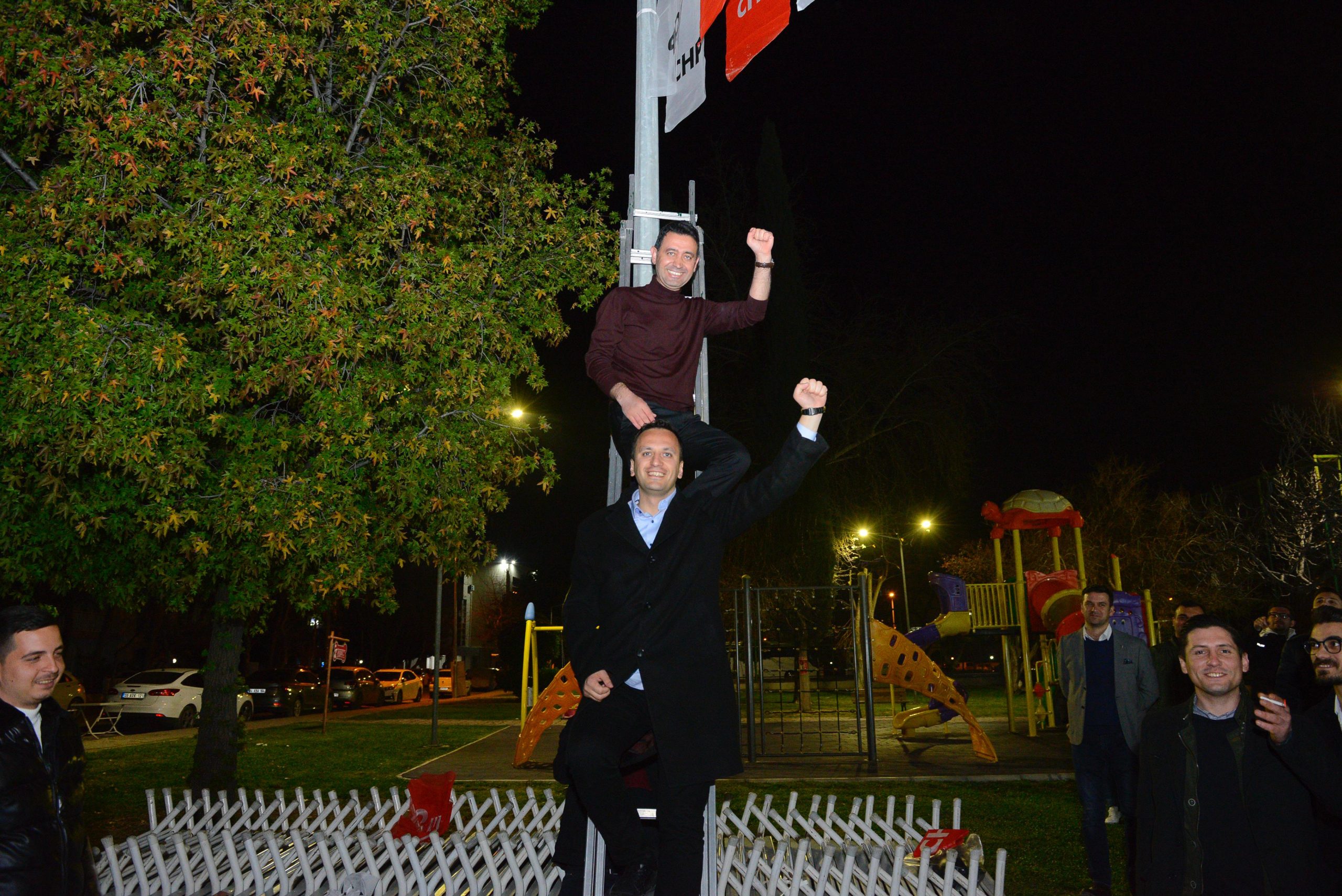 Gençlikten gelen başkan adayları Önal ve Eşki, bayrak astı