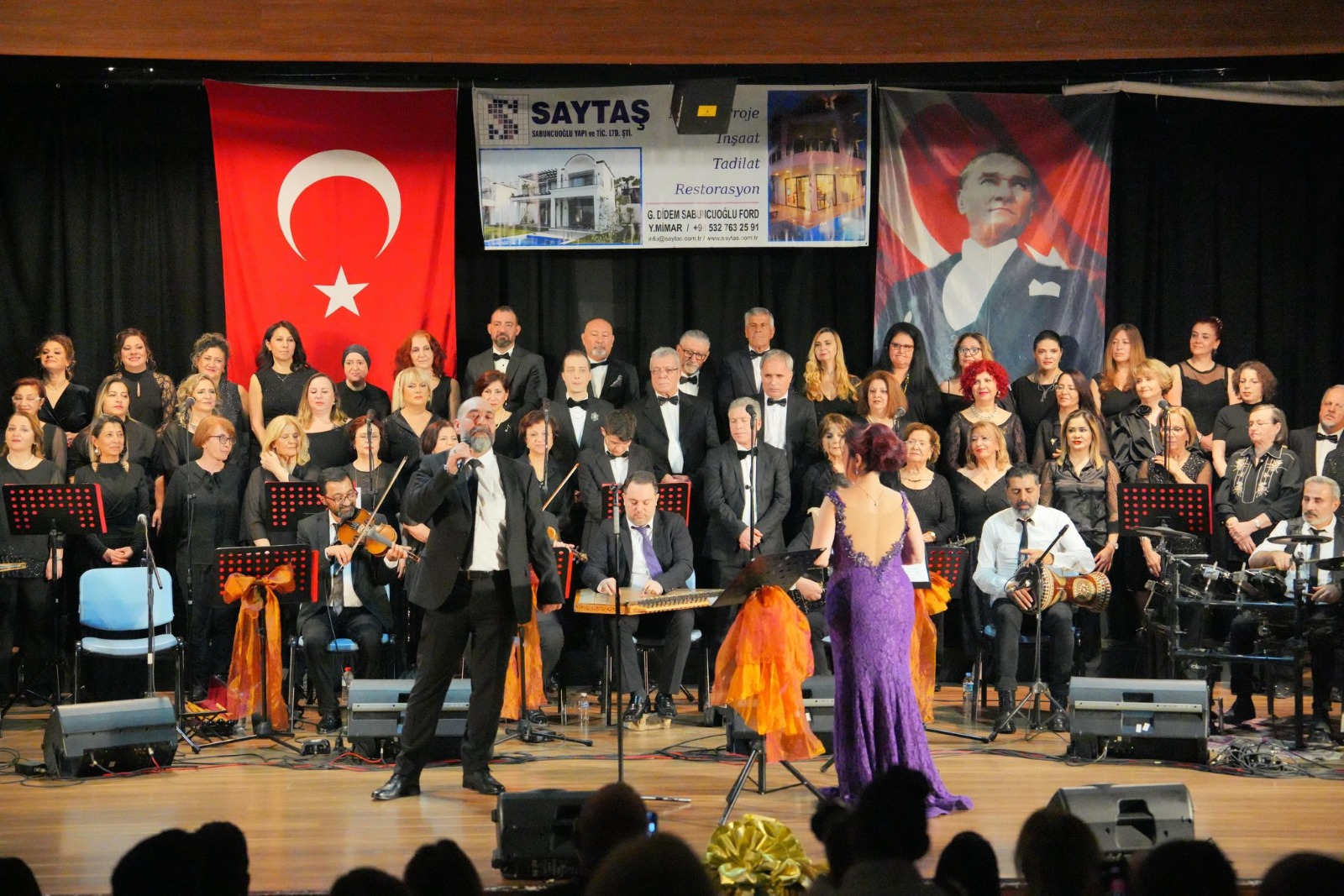 Çiftçioğlu sahnede oynadı, koroyla şarkı söyledi