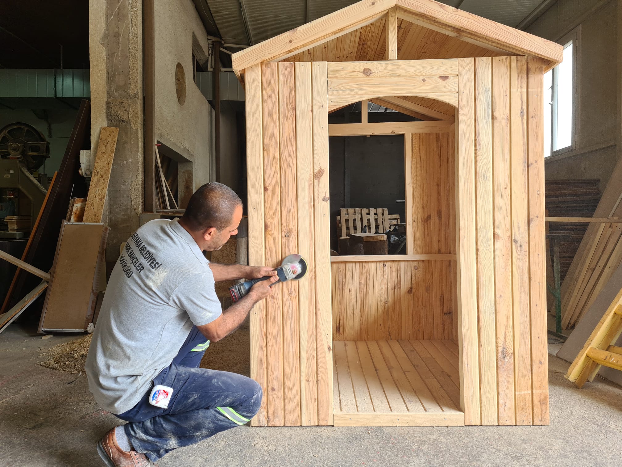 Karşıyaka’da ahşap atölyesi fabrika gibi çalışıyor