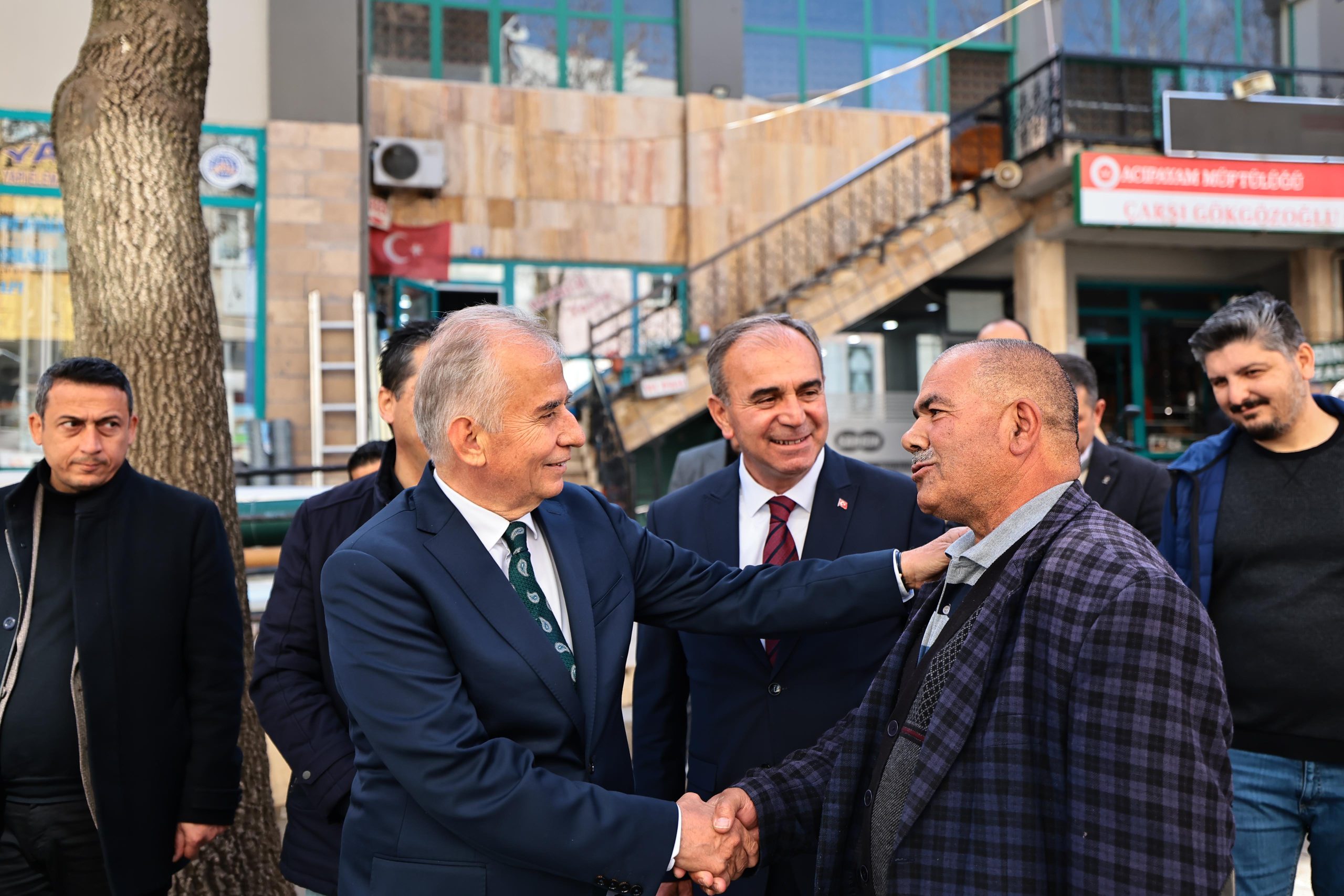 Başkan Zolan Acıpayam’da hemşehrileriyle kucaklaştı