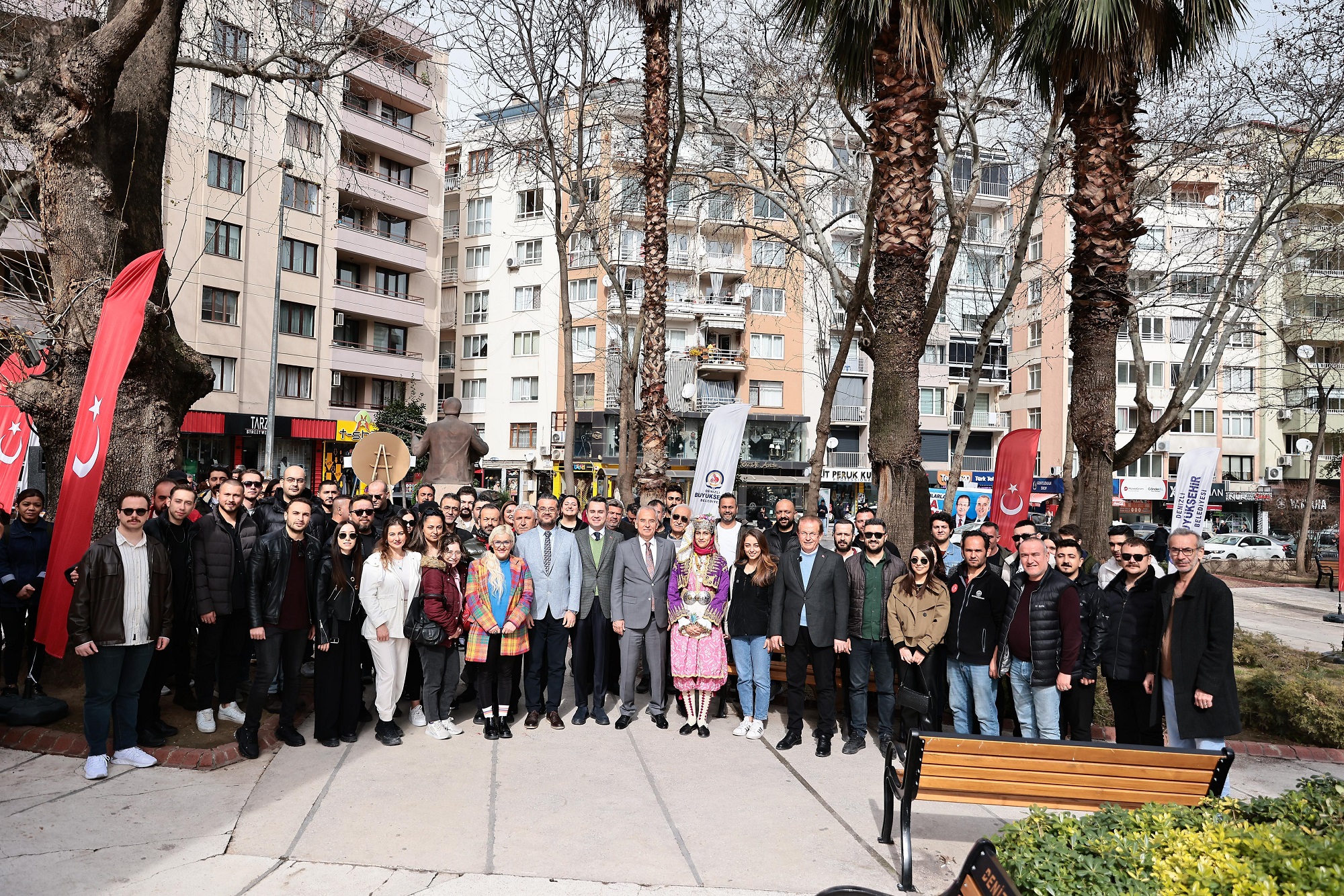 Büyükşehir, usta halk ozanı Özay Gönlüm’ü unutmuyor