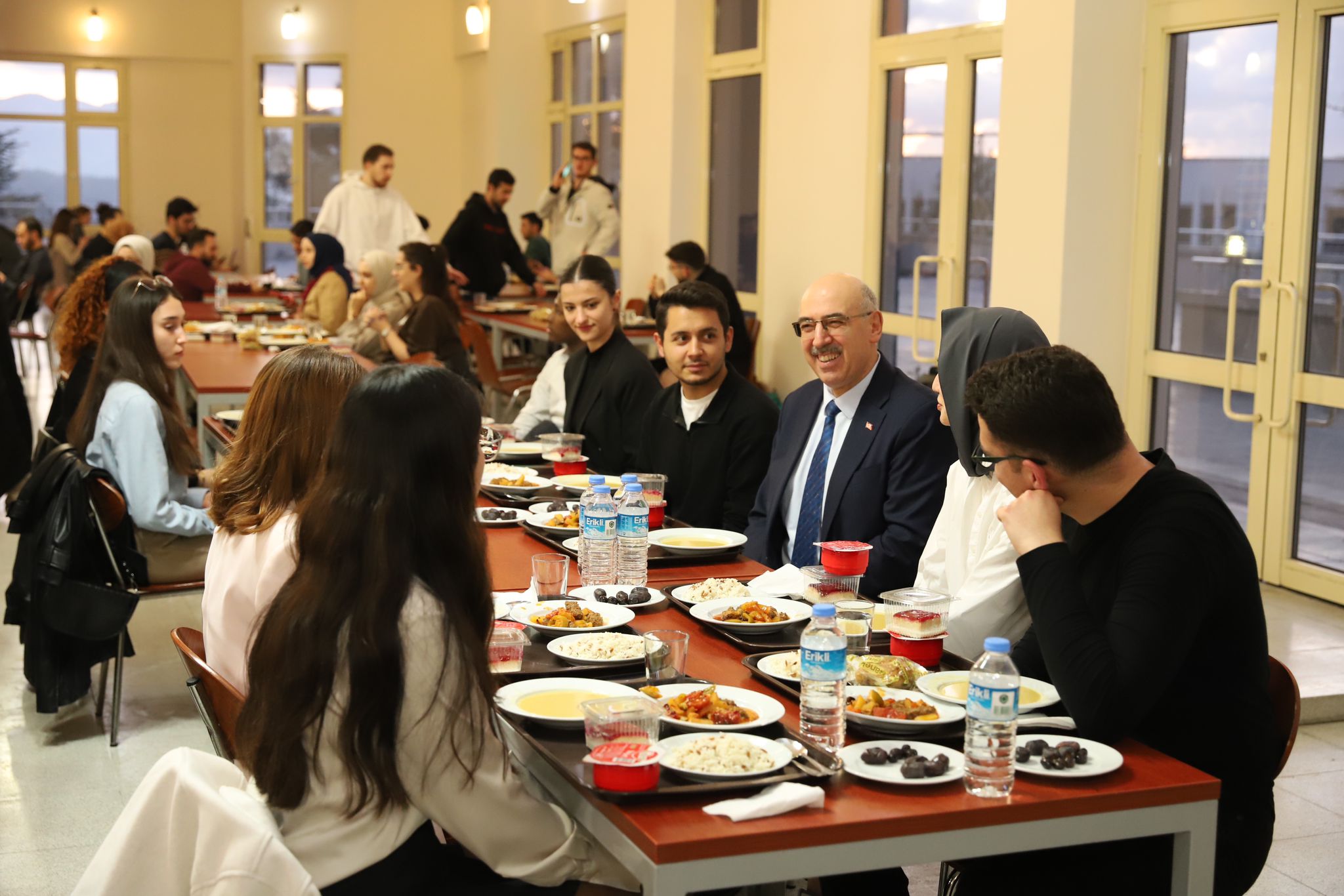 DEÜ Rektör vekili Prof. Dr. Mahmut Ak öğrencilerle iftar yaptı