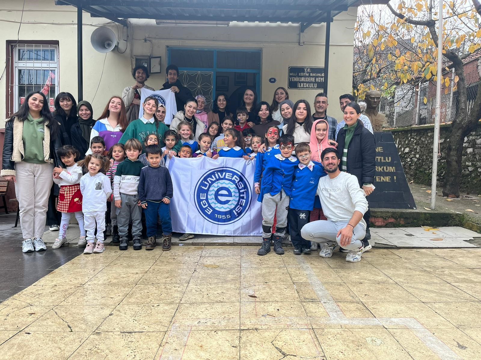 EÜ GSTMF öğrencileri köy okulundaki minikleri sanatla buluşturdu