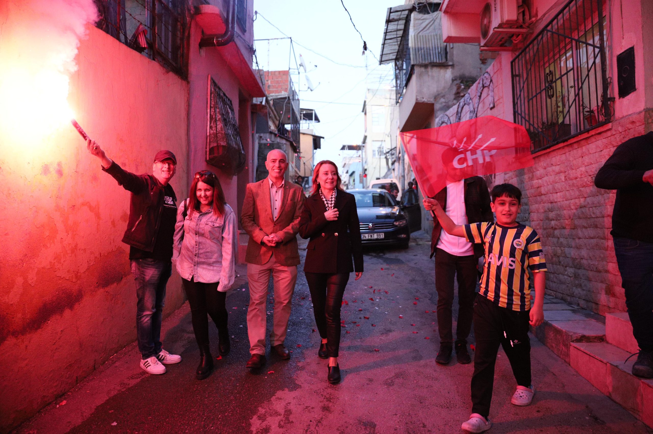 CHP’li Mutlu’ya Basmane’de coşkulu karşılama: Eski değerine kavuşturacağız