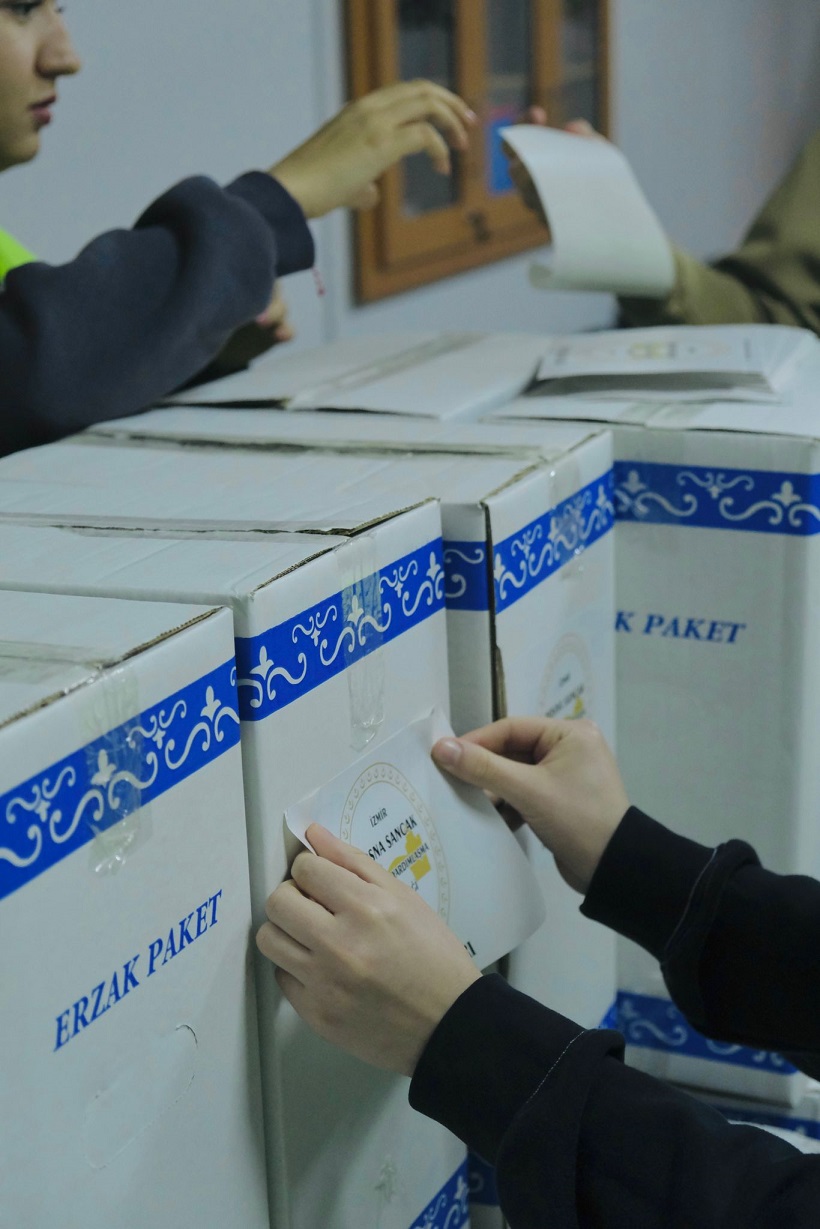 İzmir’li genç boşnaklardan ramazan yardımı