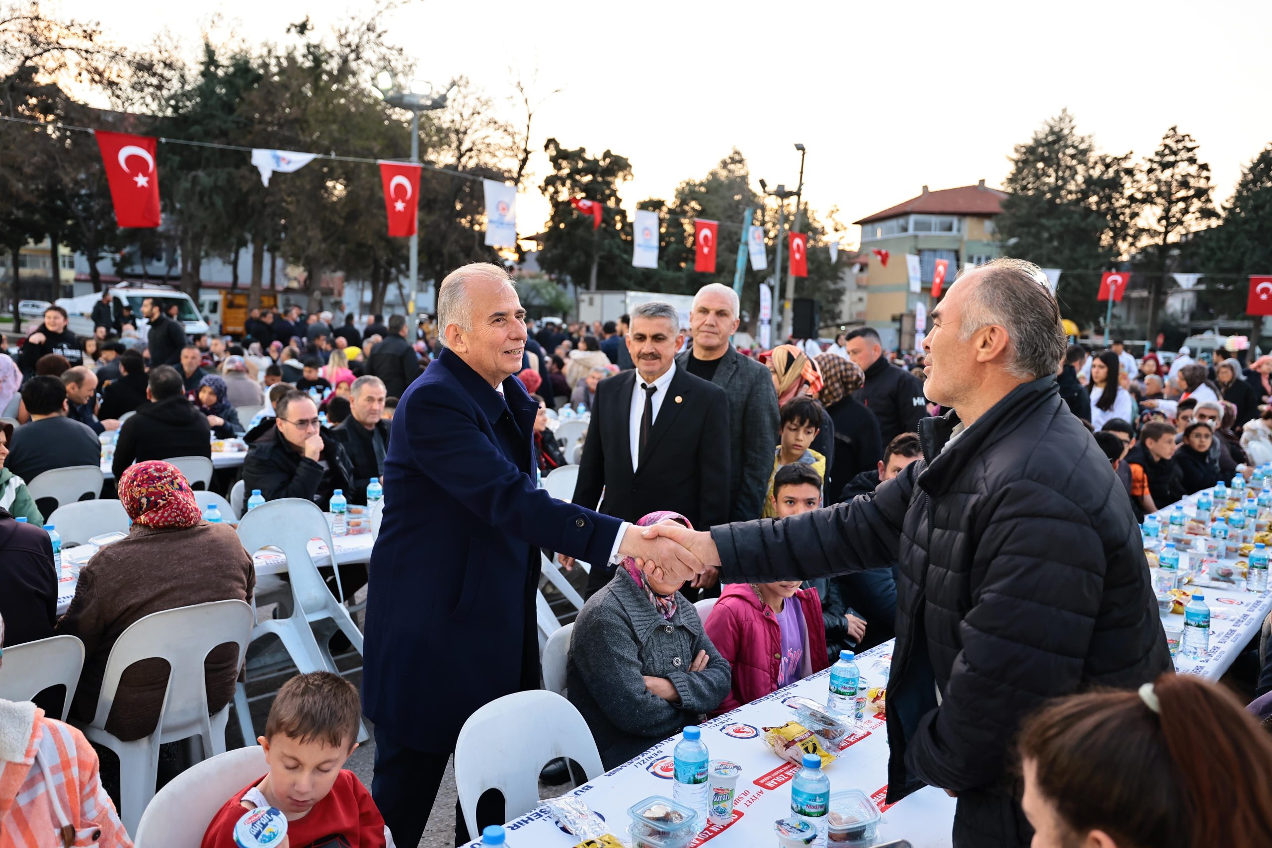 Denizlililer, mahalle iftarlarında aynı sofrayı paylaşıyor