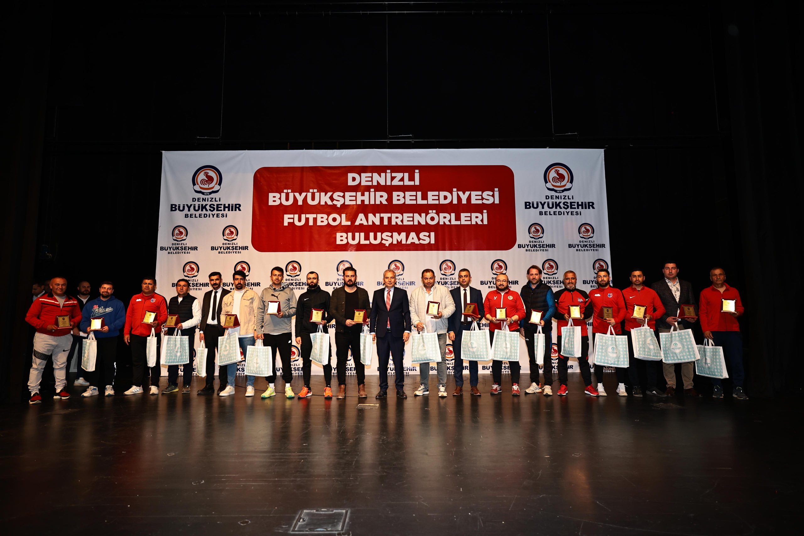 Büyükşehirden futbol antrenörlerine jest