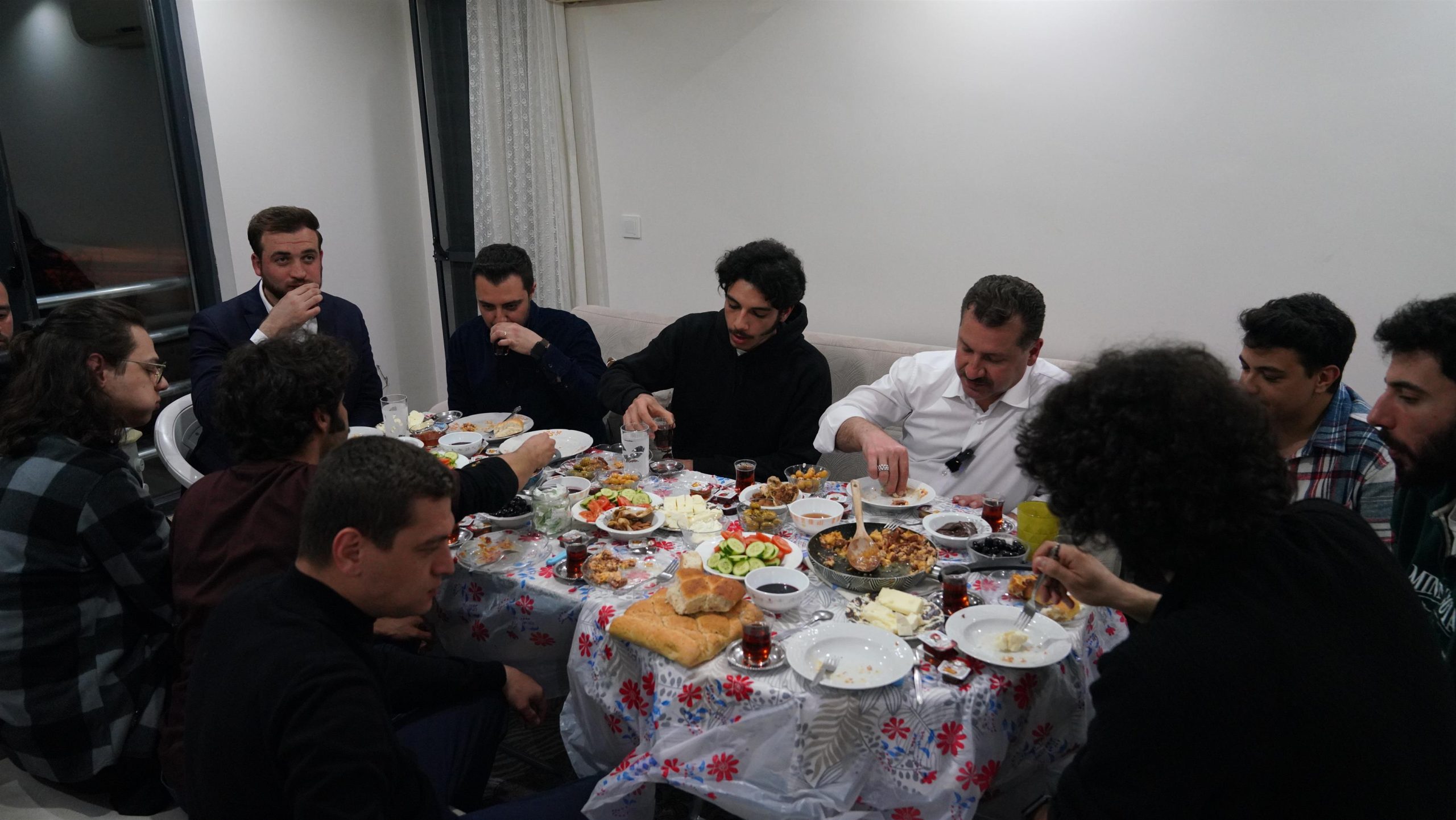 Başkan Yılmaz, öğrenci evinde sahur yaptı