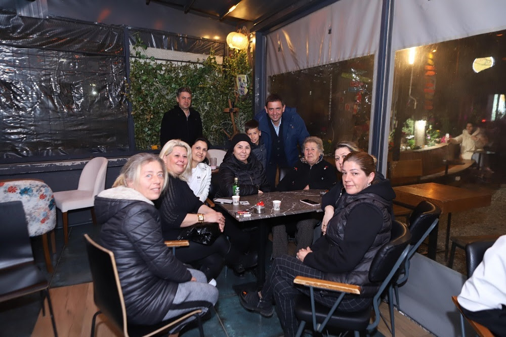 Gaziemir Belediye başkan adayı Deniz Doğan evlerde, sokakta projelerini anlatıyor, sorunları dinliyor