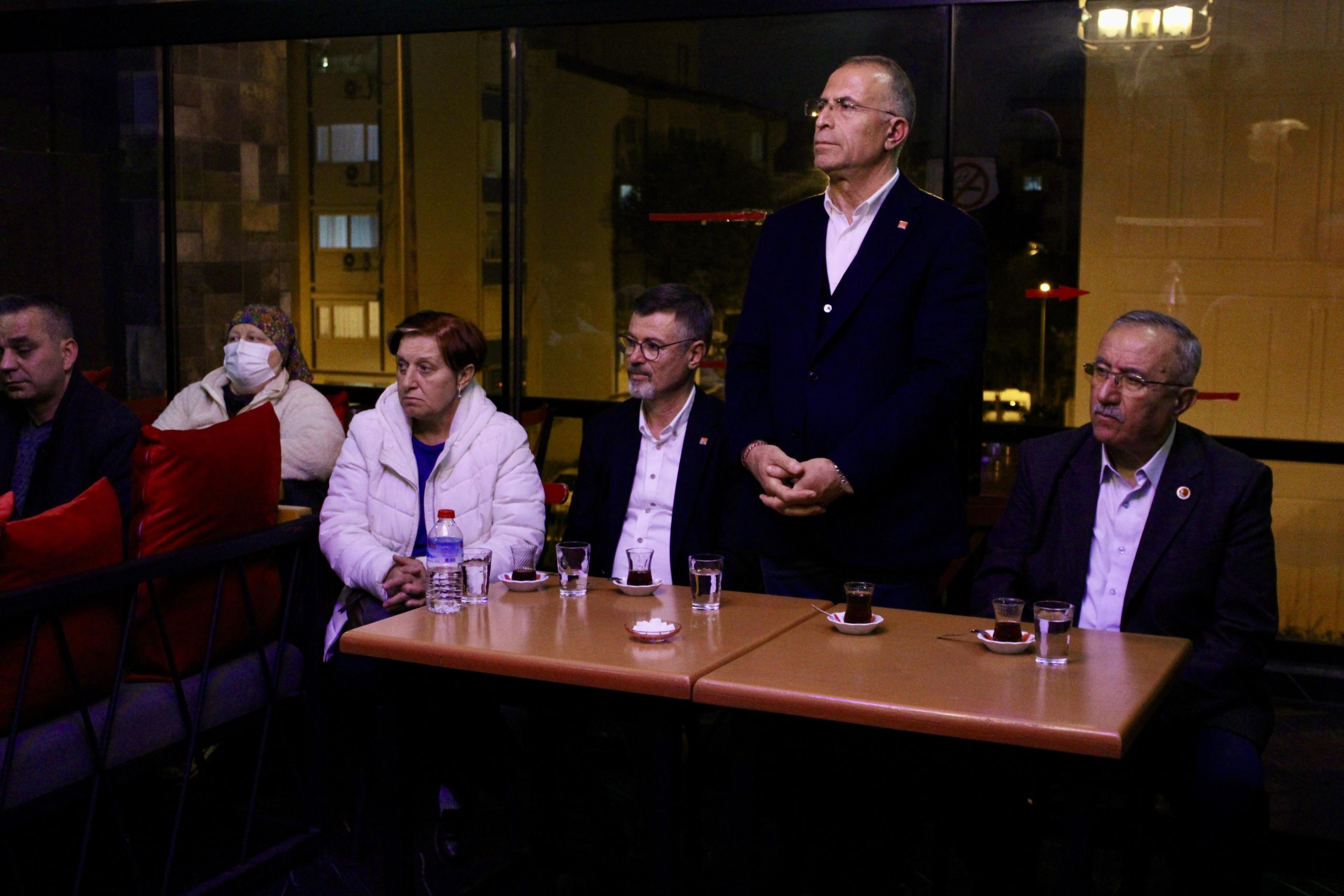 CHP Gaziemir belediye başkan adayı Ünal Işık esnafı gezdi