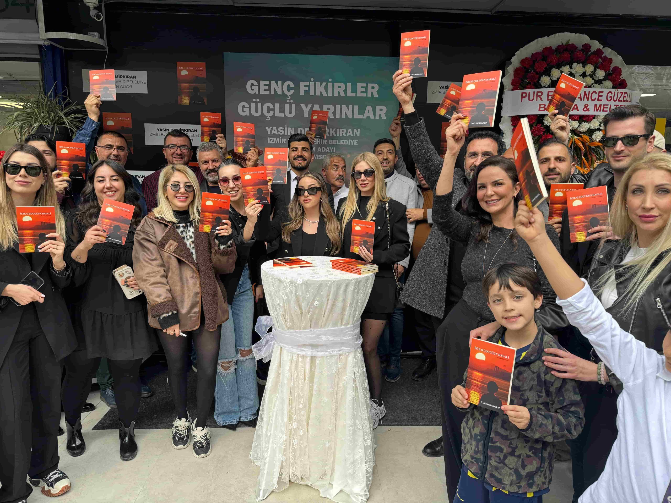 İzmir’in genç başkan adayı gençlere örnek olacak romanını imzaladı