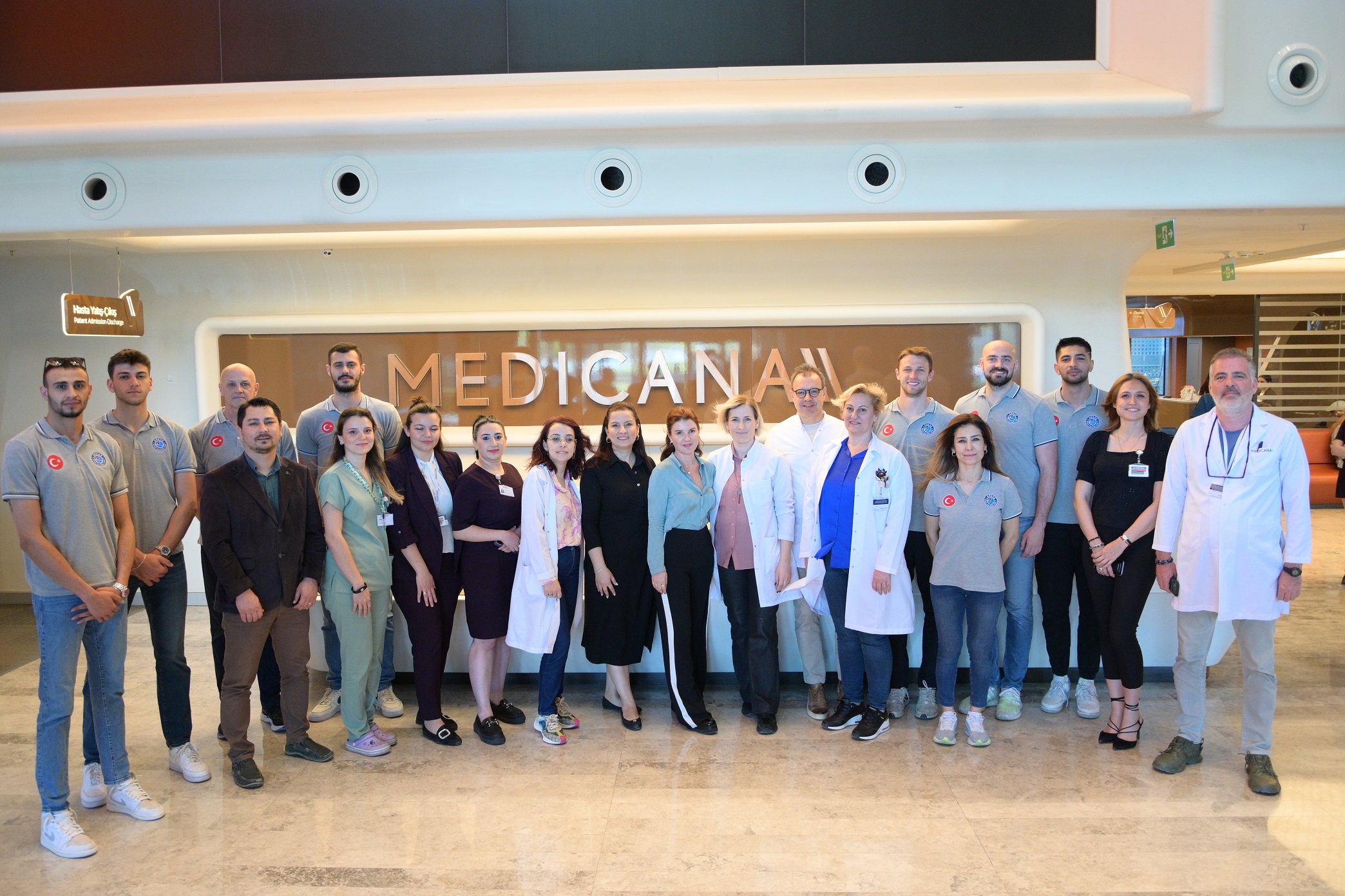 Arkaslı voleybolculardan onkoloji hastalarına ziyaret