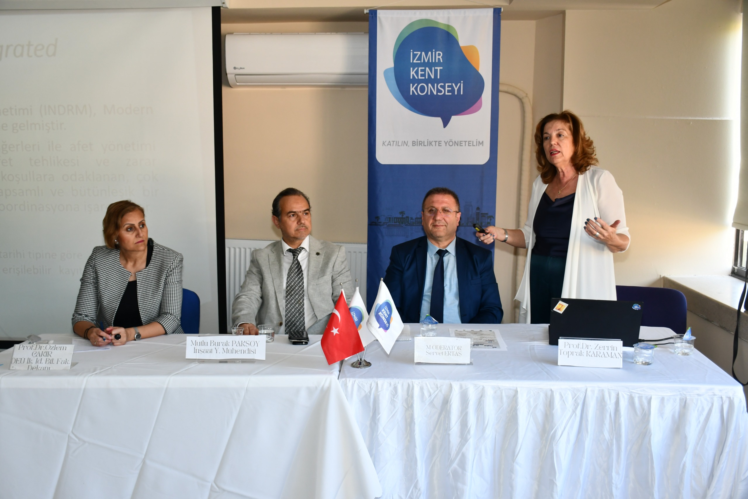 Bilim insanları ve uzmanlar İzmir’e ayna tuttu