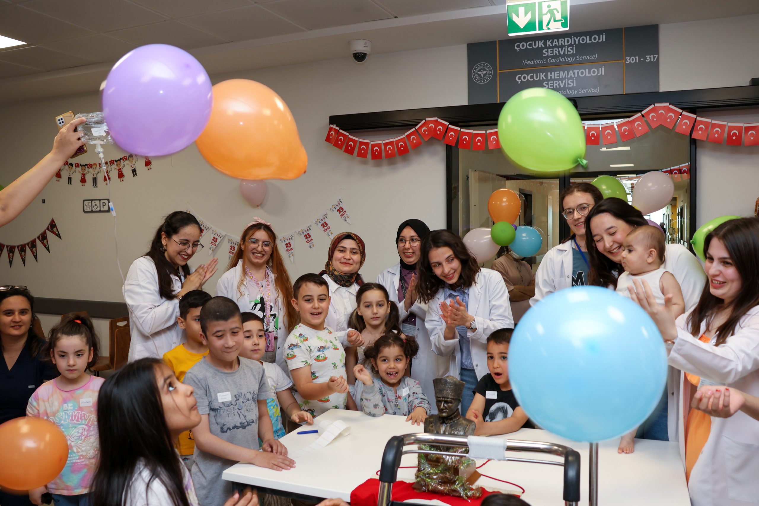 İzmir Şehir Hastanesi’nde yatan çocuklar 23 Nisan’da unutulmadı