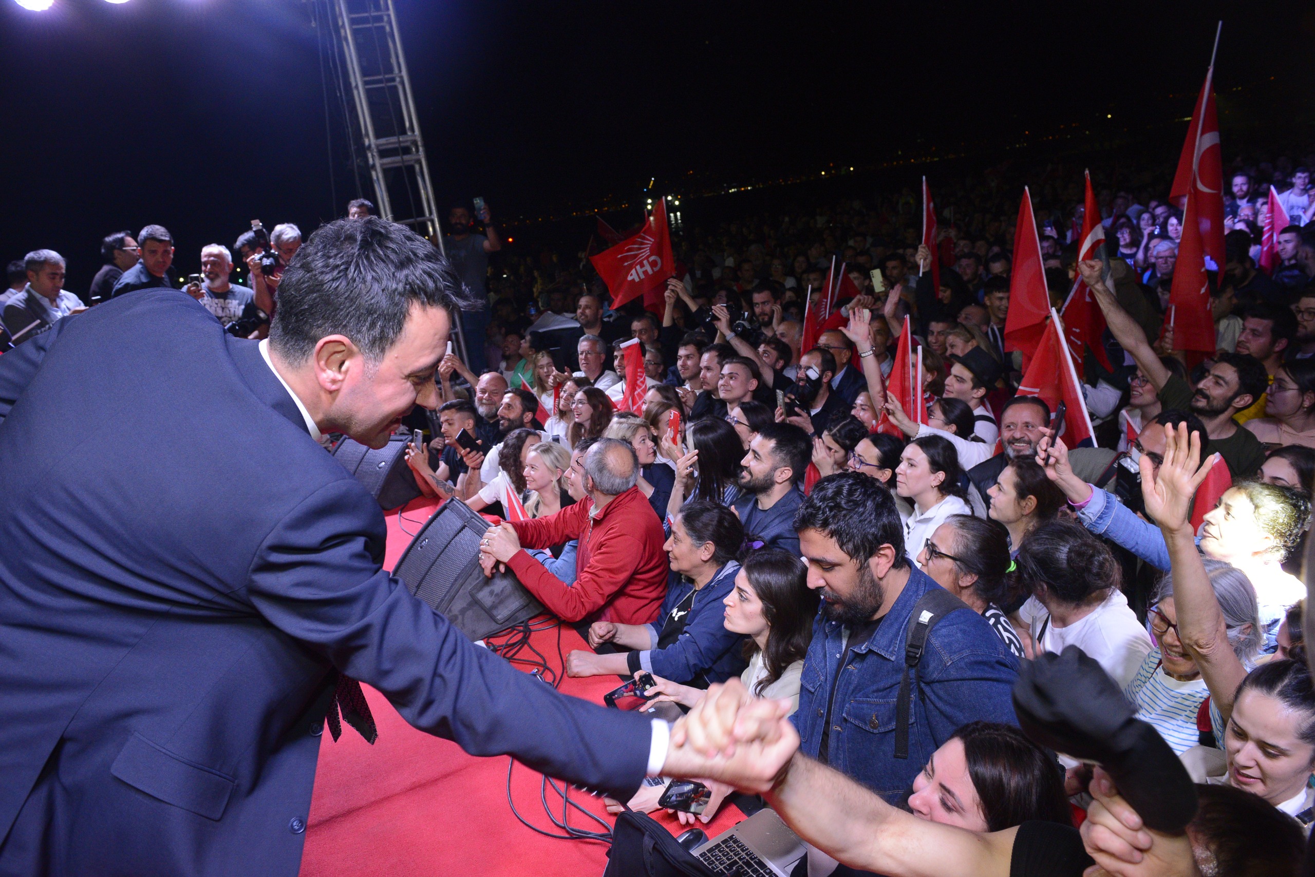 Başkan Önal’dan dayanışma çağrısı: “Tebrik çiçekleriniz desteğe dönüşsün” 