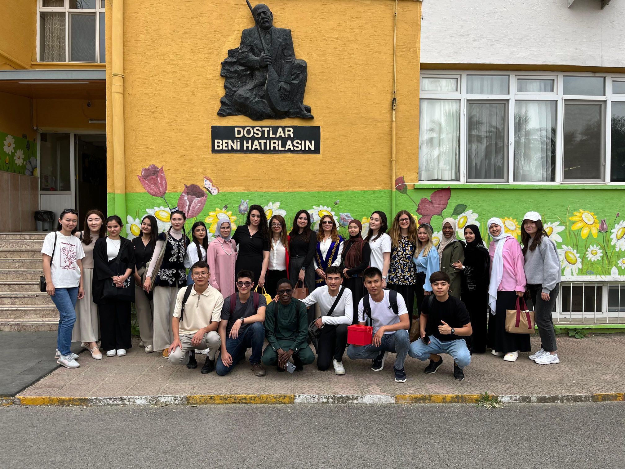 Egeli uluslararası öğrenciler görme engelli kardeşlerine masallar anlattı