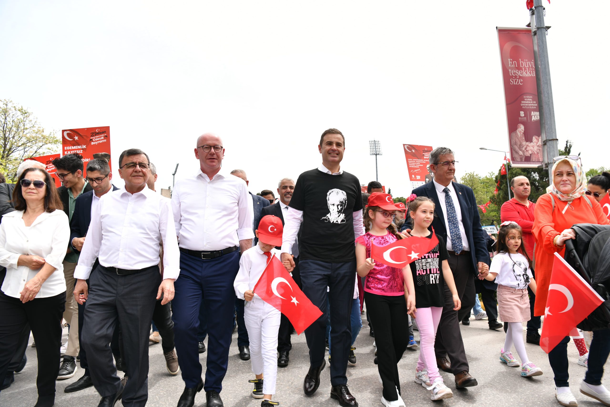 Balıkesir’de yıllar sonra 23 Nisan coşkusu sokaklara sığmadı