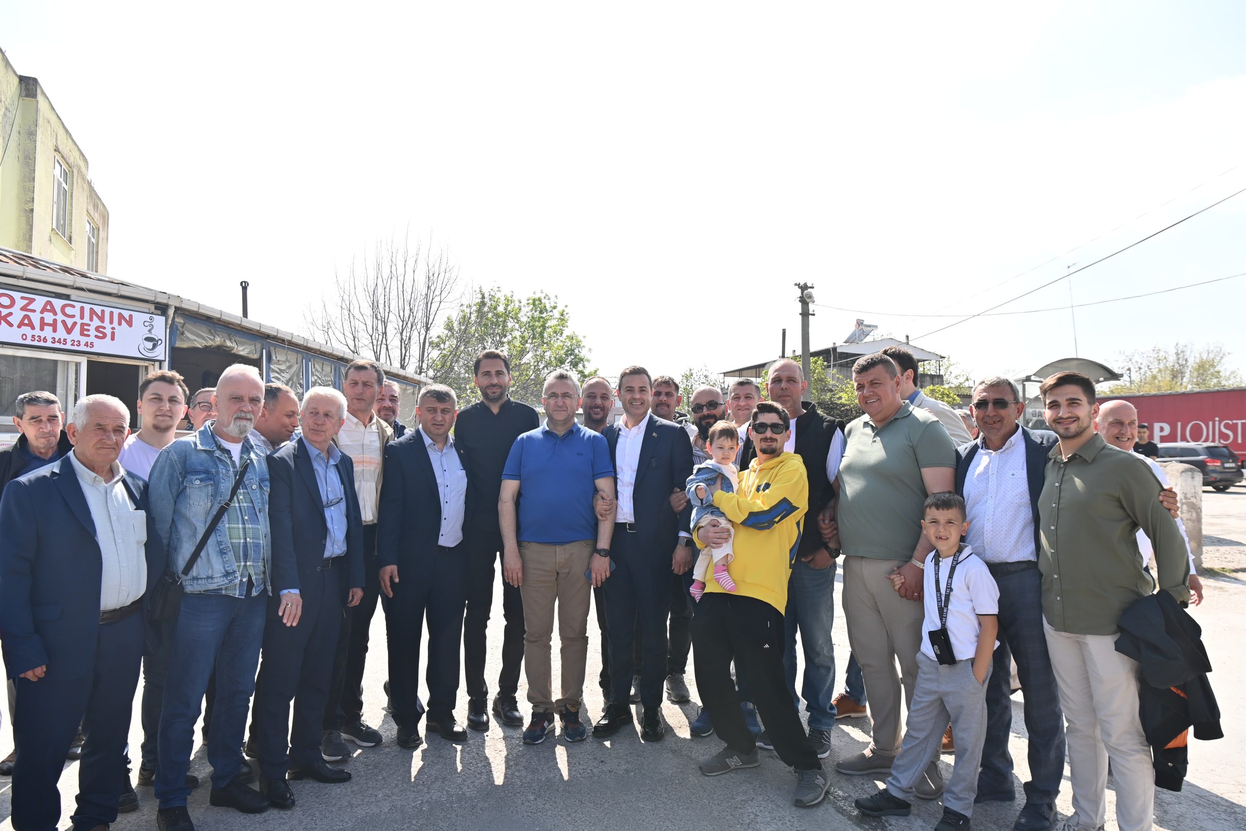 Vatandaşlar, Başkan Ahmet Akın’ı bağrına bastı