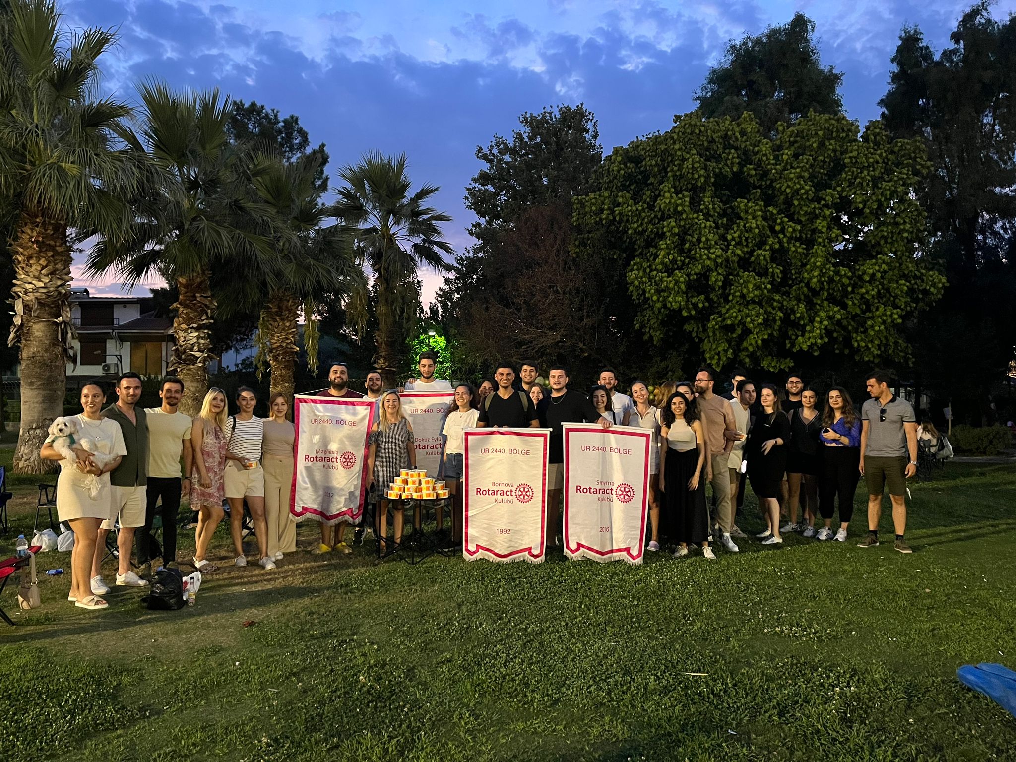 Rotaractlar dostluk sofrası kurdular
