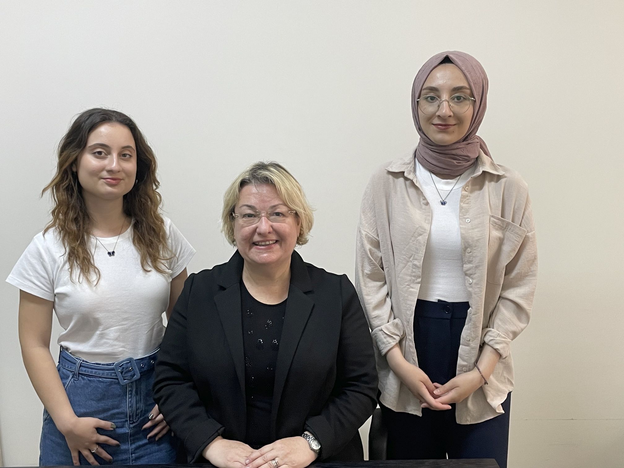 Egeli iletişimci gençler, miniklerin hayallerini sahneliyor