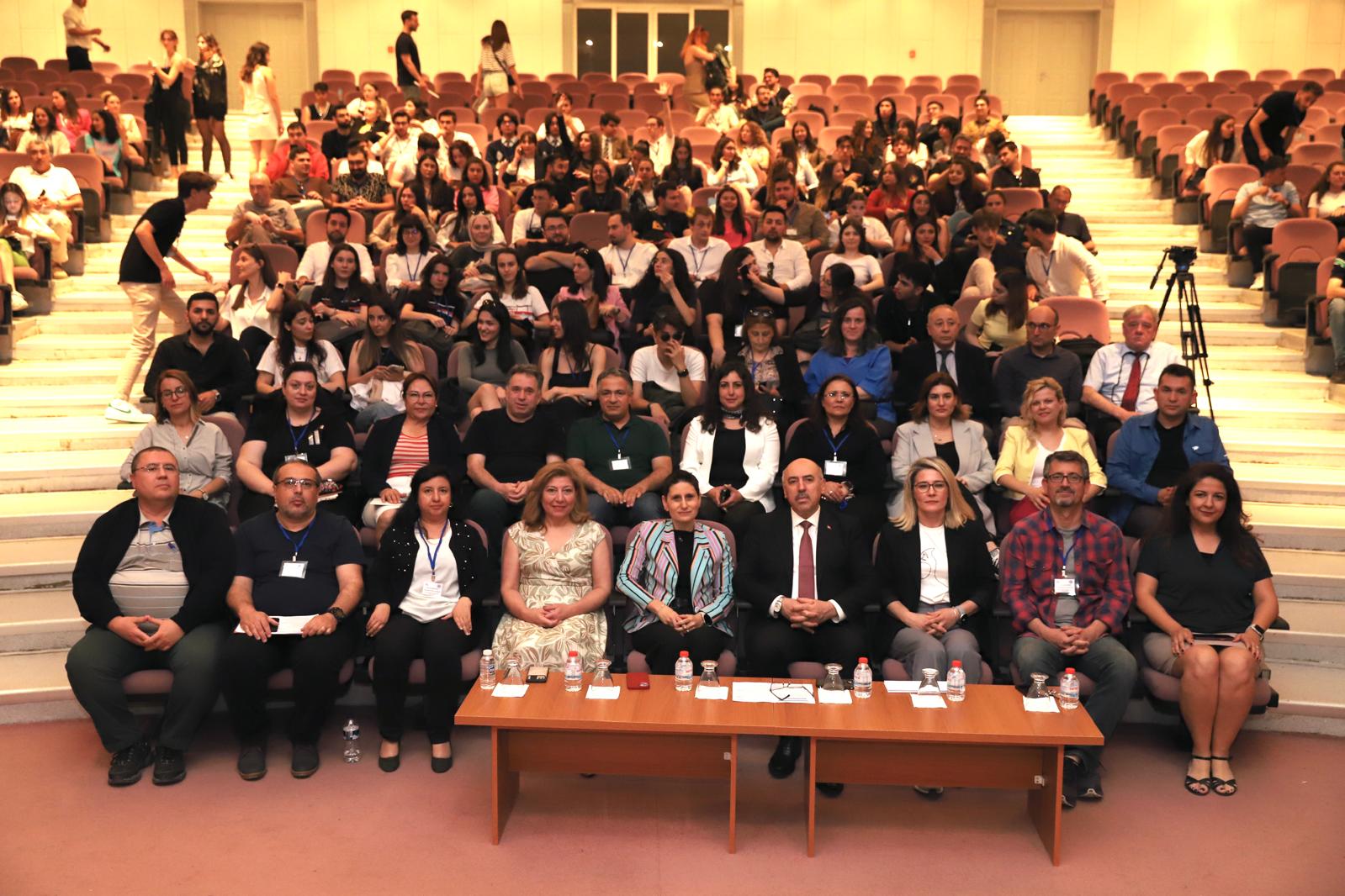 DEÜ’de öğrenciler şenlikte bir araya geldi