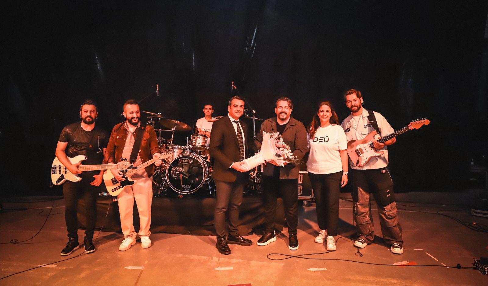 DEÜ’de bahar şenliği coşkusu: Gece Yolcuları sahne aldı