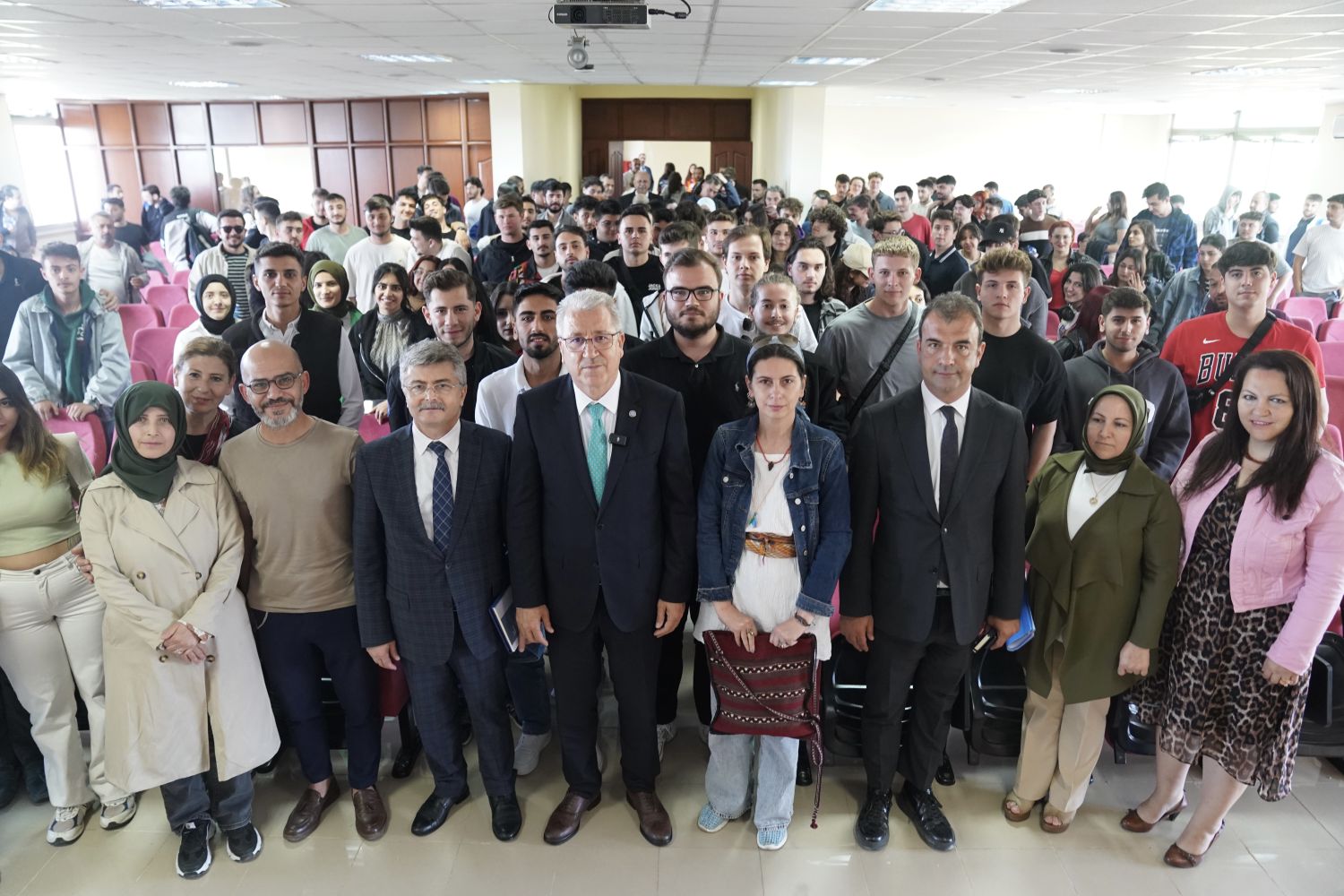 Rektör Budak, Bergama MYO’da Muhasebe Uygulamaları ve Finans Laboratuvarı’nda incelemelerde bulundu