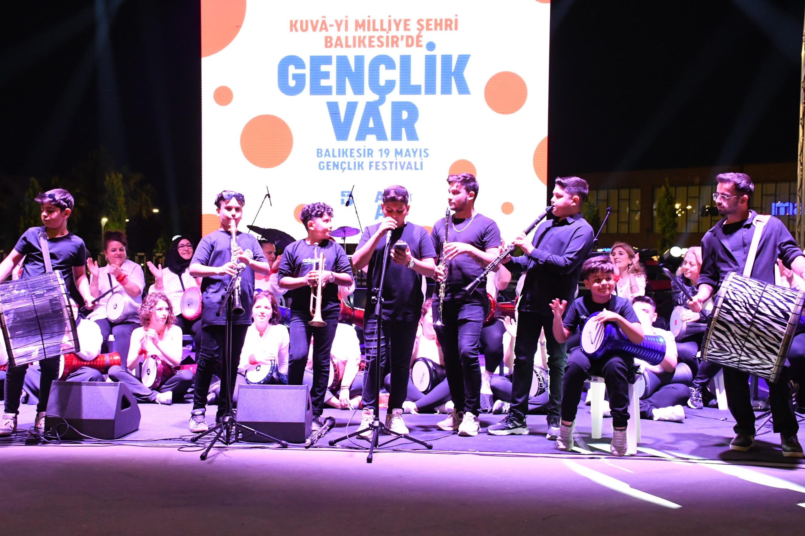 Avlu, birbirinden güzel konserlere sahne oldu