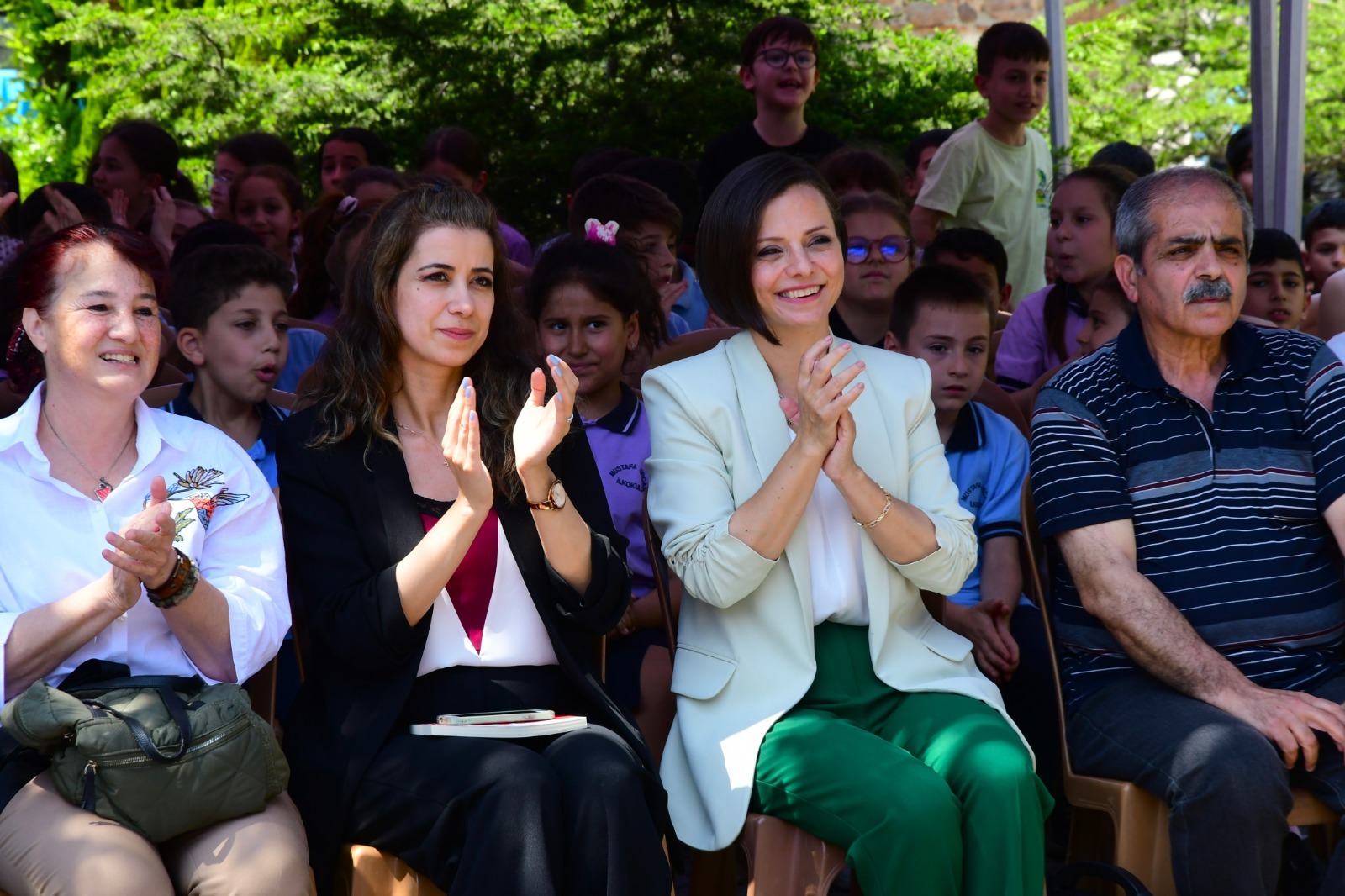 Başkan Kınay çocuklardan söz aldı: Okumaktan ve yazmaktan vazgeçmeyin