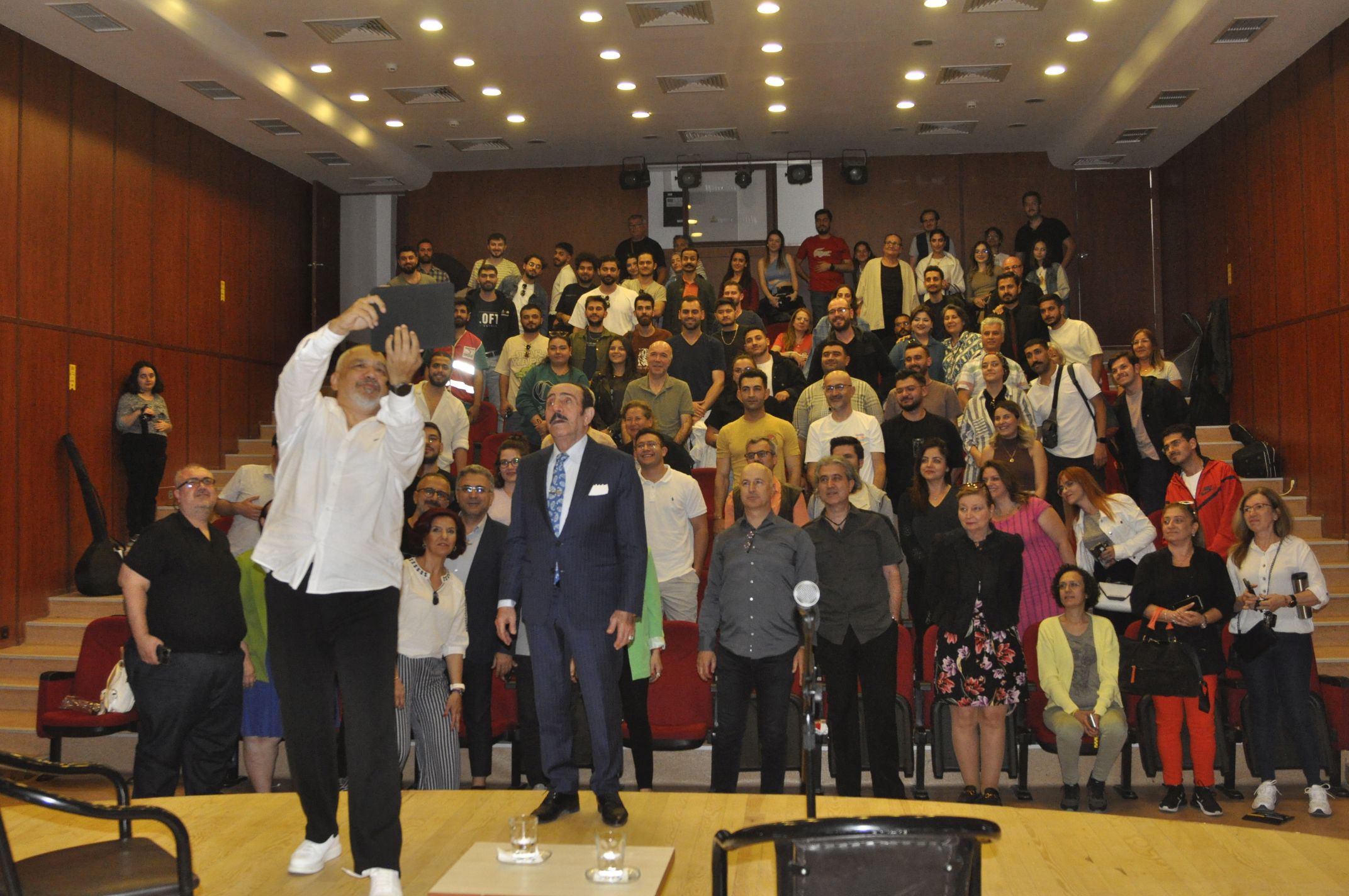 Duayen sanatçı Mustafa Keser Egeli gençlerle buluştu