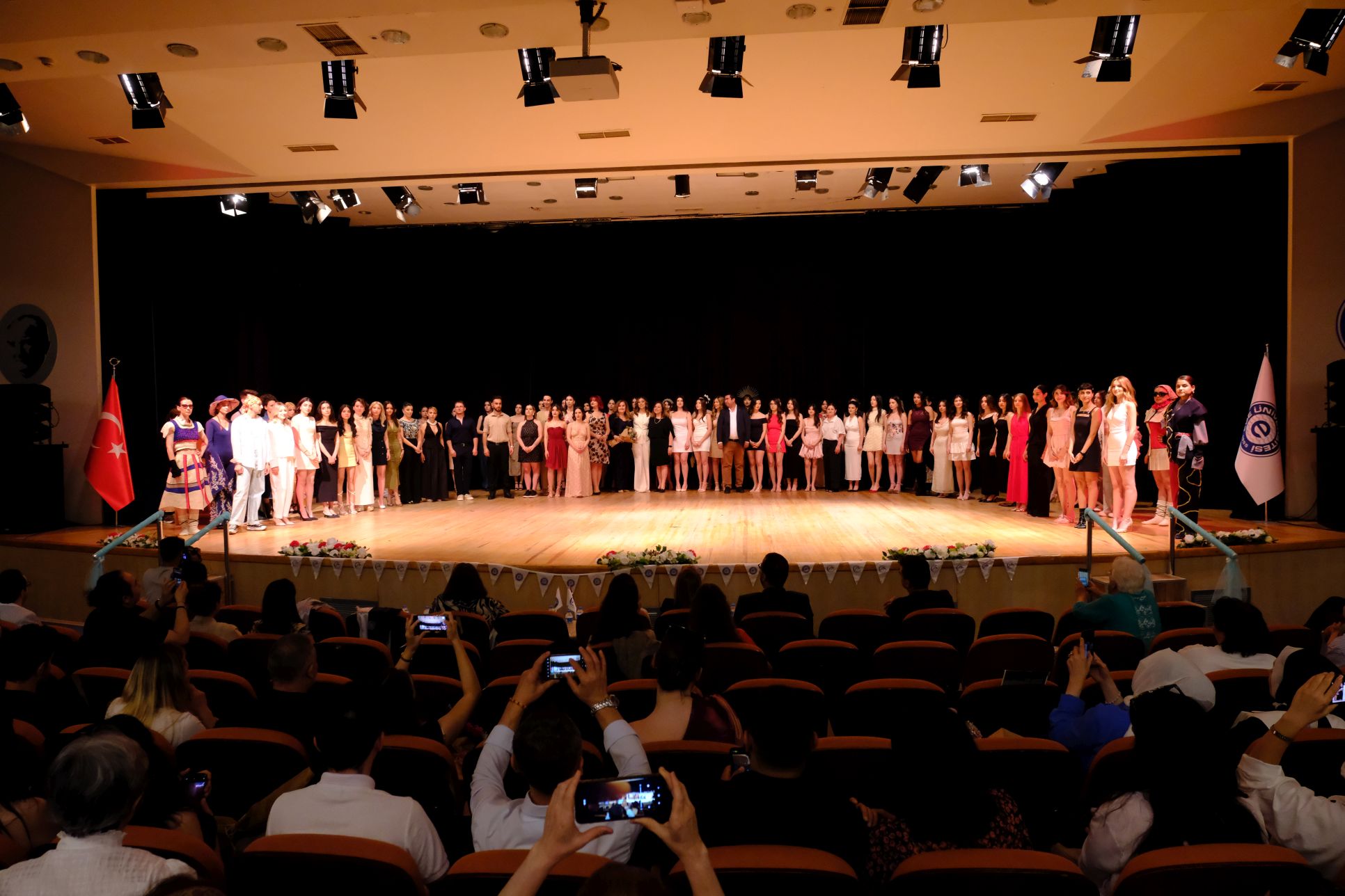 EÜ Moda ve Tasarım Yüksekokulu mezunlarının defilesi göz kamaştırdı