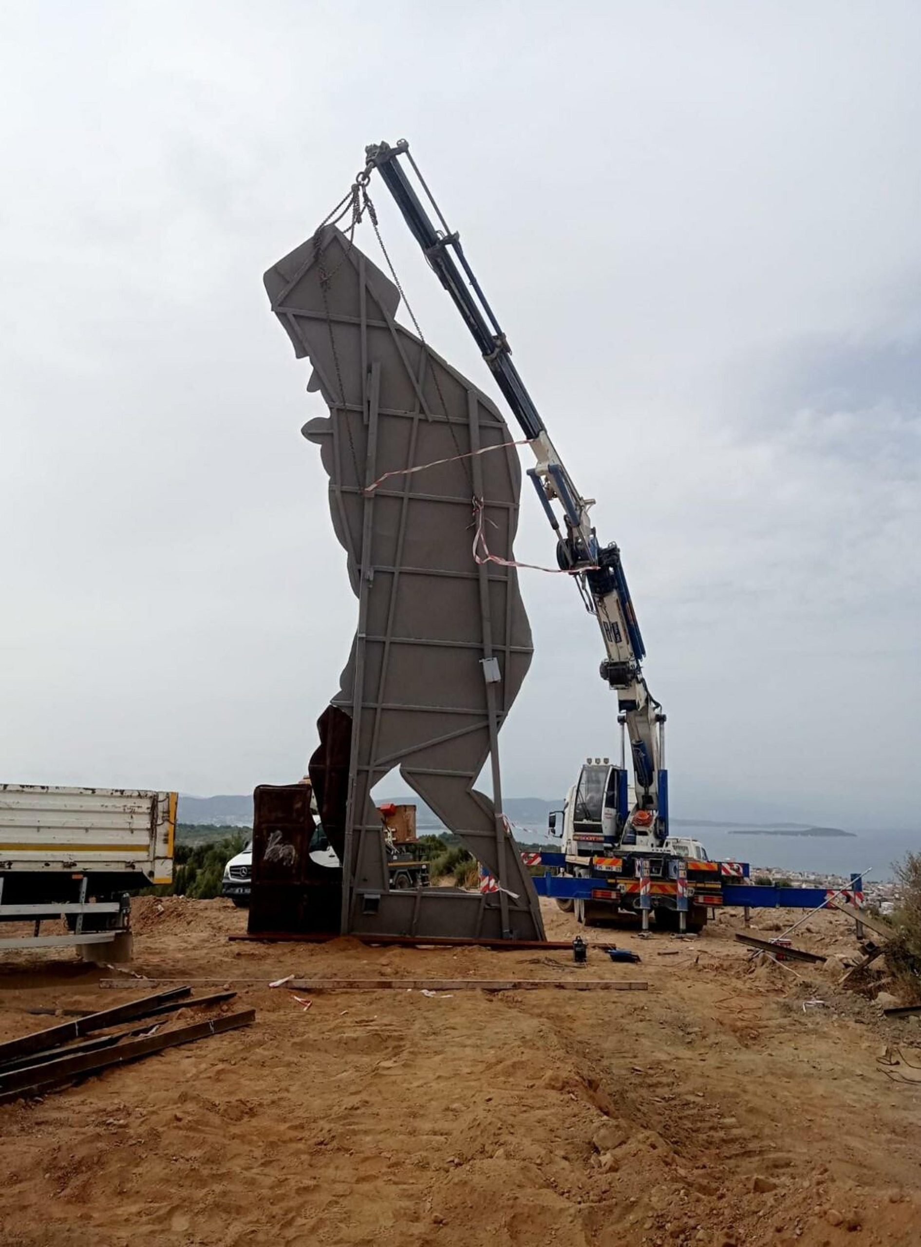 İzmir’i selamlayan Atatürk siluetinin resmedildiği pano güçlendirildi