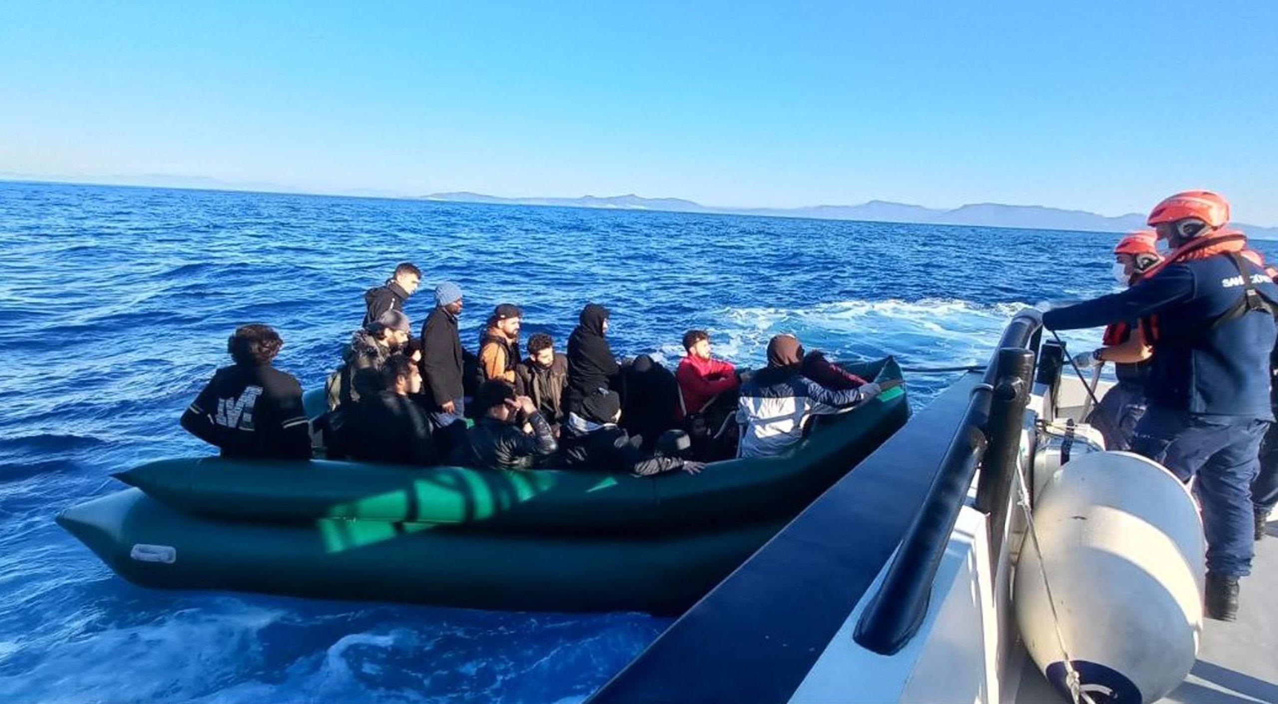 Seferihisar’da Yunun unsurlarınca lastik botla geri itilen 22 kaçak göçmen kurtarıldı