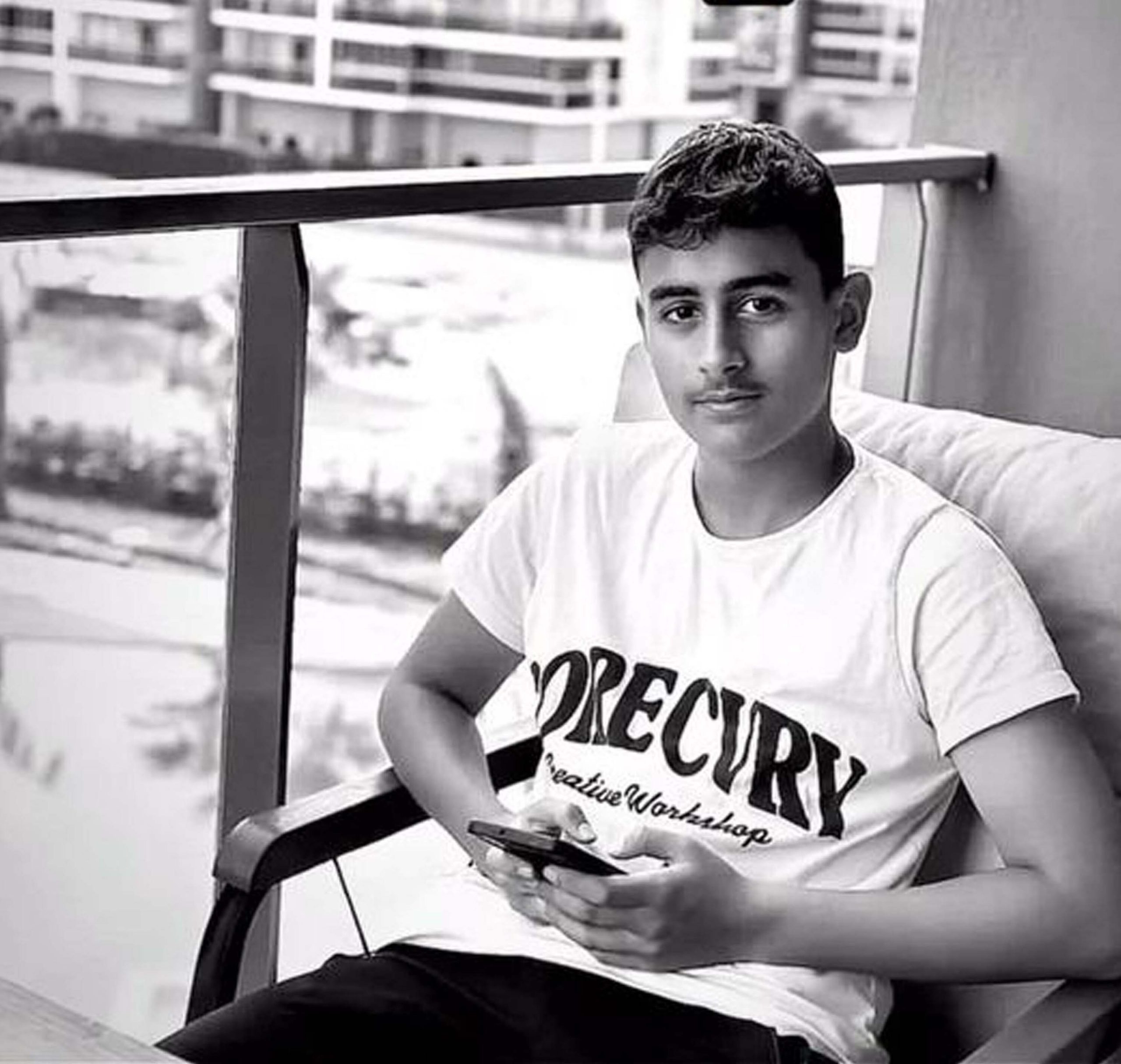 Yayaya çarpan motosikletin ehliyetsiz sürücüsü öldü