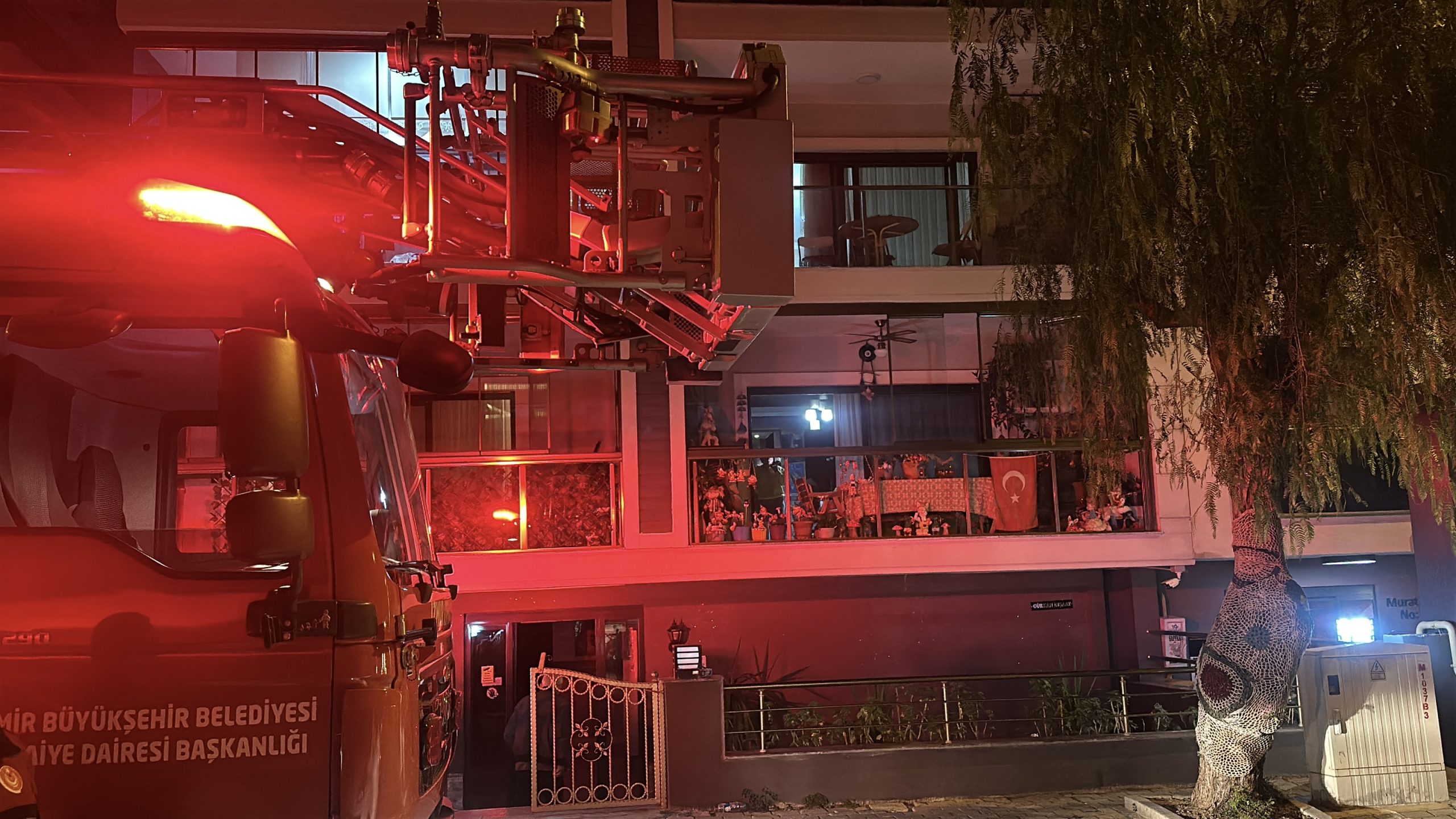 Karşıyaka’da bir evde çıkan yangında 3 kişi dumandan etkilendi